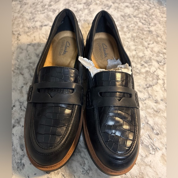CLARKS Westlyn Ayla Black Croc-Embossed Loafers 8 W - Picture 1 of 9